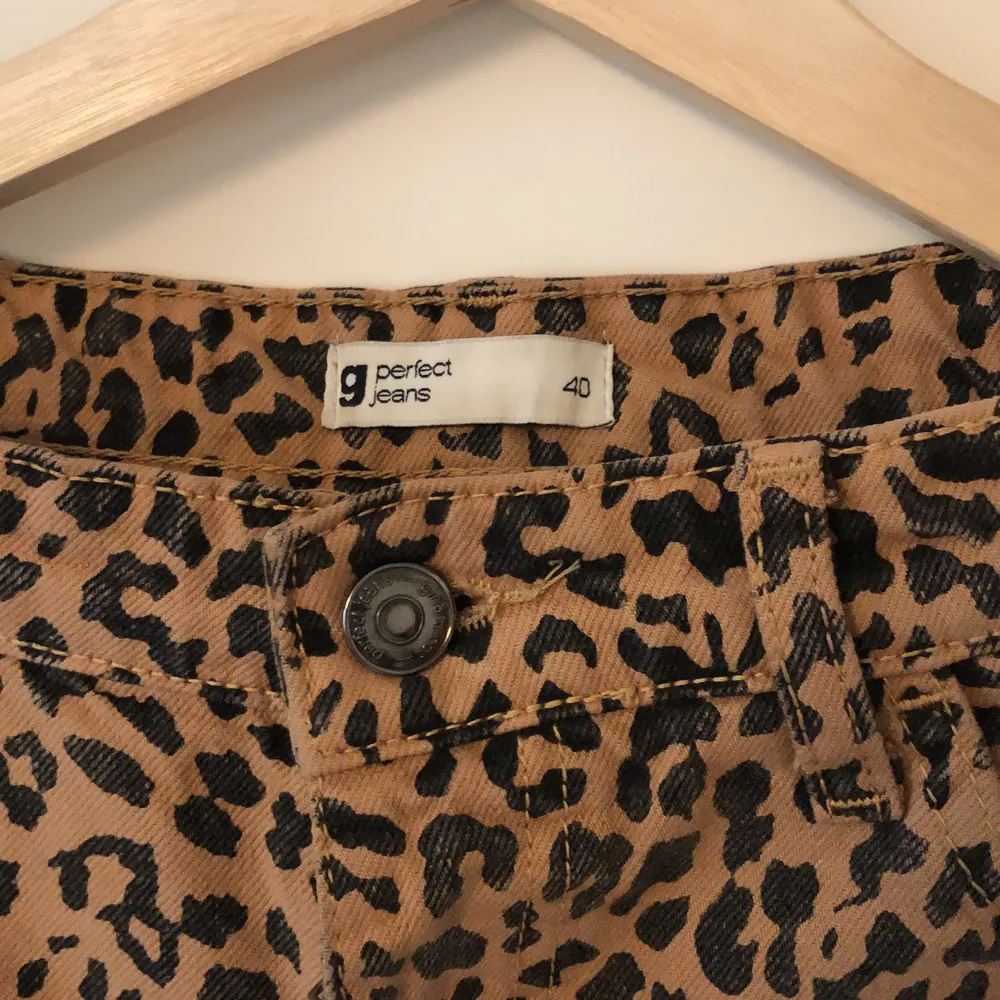 Leopard printade jeans köpta här på plick den 9/8 men tyvärr så var dom för stora för mig. Storlek 40. Köpte för 150, säljer för 100. Köparen står för frakt.. Jeans & Byxor.