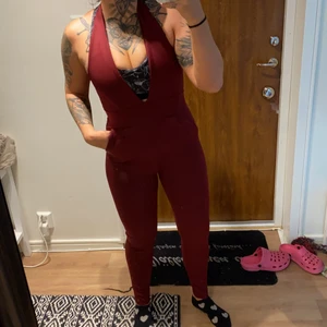 Jumpsuit Boohoo strl 38 - Vinröd jumpsuit från Boohoo med lappen kvar. Strl 38 