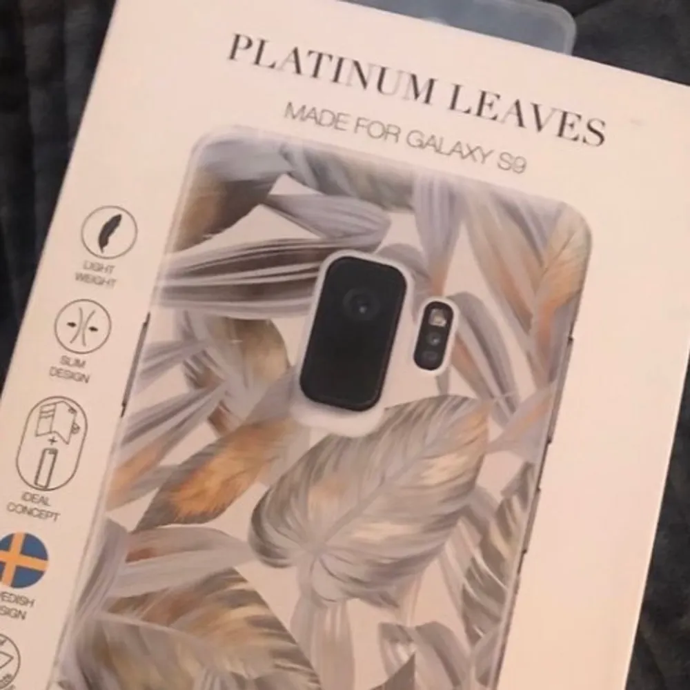 Ett helt nytt/oöppnat superfint mobilskal i designen ”platinum leaves”.. Övrigt.