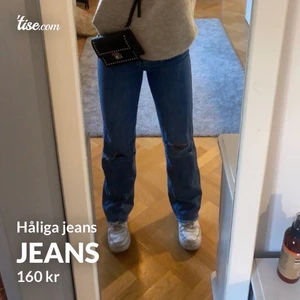 Supersnygga Håliga jeans storlek S. - Jättefina och rätt så bekväma mörkblå jeans! 100 kr, 150 med frakt. Pris kan diskuteras!🌟är 169 cm lång. 