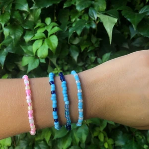 Pärlarmband - Jättefina pärlarmband. Går att önska storlek och kombination då det finns fler andra färger! Frakt tillkommer på 12kr. 