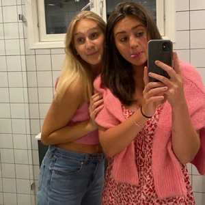 Stickad tröja - Finstickad rosa tröja i alpacka mix från HM storlek M. Kommer ej till användning och endast använd ett fåtal gånger. Sitter oversized på mig som vanligtvis är S