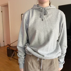 Ljusgrå hoodie. - Ljusgrå hoodie från Newport. Superskön, använd endast en gång. Tröjan har detaljer i form av knyte både upptill och nedtill.