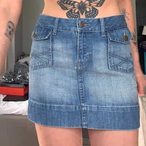 Jeanskjol  - Söt liten kjol. Storlekslappen är bortklippt men jag är 38/s. Passar precis, så skulle passa xs/s. skulle gissa på att även denna är ca 15 år gammal.  Köpare står för ev frakt! Alltid bud om fler är intresserade! 💕