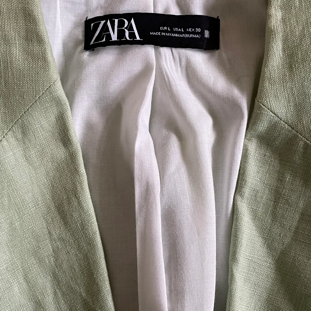 Superfin grön linnekavaj från Zara . Jackor.