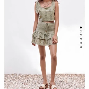 Kjol Zara  - SÅ SNYGG och OANVÄND KJOL från zara! Den har shorts under och är my ket bekväm. Kan justeras i midjan o passar därför alla storlekar från S—>XL. Endast provad hemma. 200+frakt, billigare än på Zaras egen sida! Kan mötas upp i Sthlm.