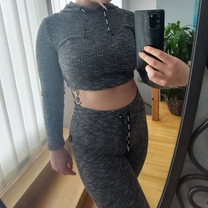 Stronger set - Skönt stronger set som aldrig är använt. Mycket stretchiga och anpassar sig efter kroppen. S i tröjan och M i byxor. 450kr var, 800kr för båda. Orginalpris 700kr var. 