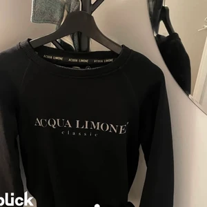 Acqua limone - ❌lånade bilder❌ intressekoll på min svarta acqua limone tröja i strlk S då den nästan aldrig kommer till användning, jätteskön och mysig nu till hösten o vintern 💕 