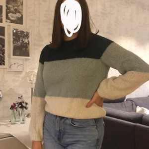 Stickad tröja  - Stickad tröja med tre färger: mörkgrön, ljusgrön och vit.