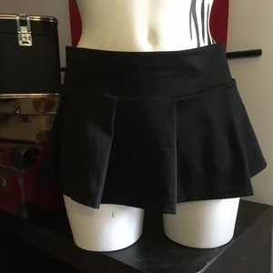 Svart skolflickskjol - Stretch passar xs-S men vecken håller sig fina. Behöver ej strykas. 