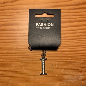 Glitter bokstavshalsband: I - Märke: Glitter✨ Skick: Nytt✨ Beskrivning: Helt oanvänt halsband med bokstaven i✨