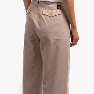 santa cruz chinos  - säljer mina chinos från santa cruz i strlk L, men funkar på M oxå med skärp. dom är används fåtal gånger och nypris var 600kr! säljer för 200kr men priset går att diskutera oxå! köparen står för frakten eventuellt mötas upp i hudiksvall 