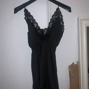 Nytt sexigt spets nattlinne - Säljer detta nya sexiga nattlinne. Passar S och M. Nyskick, aldrig använt. Fråga om de något ni undrar💕💕💖