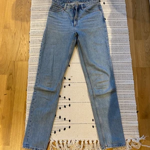 Monki jeans - Jeans från monki i modellen kimomo. De är i storlek 26. Säljer då de blivit för små för mig. Är i lite använt skick men inte med några tydliga defekter. Frakt tillkommer!
