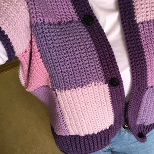 Lila Kofta - Koftan är inspererad av JW anders cardigan som blev känd av Harry Styles💕. Men jag valde att använda roligare färger och ha kortare armar så att det nästan ser ut som en väst. Den är handgjort, jag har alltså virkat den. Köparen står för frakten. Skriv gärna för frågor och flera bilder 🤗