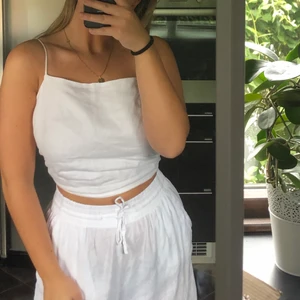 Topp - En snygg topp från h&m. Bara använd ett fåtal gånger , i väldigt bra skick!🤍🤍