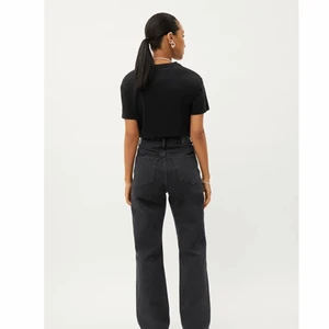 ROWE JEANS HELT NYA - Älskar denna modellen från weekday men kan tyvärr inte ha denna storleken längre❤️ Helt oanvända med lappen kvar❤️ Kan inte skicka bild med byxorna på då de inte går över rumpan men kan skicka privata om det önskas❤️ originalpris 500kr❤️ Jag är 163 och de är perfekt längd för lite baggy❤️ Inseam 76cm❤️ Waist 73cm❤️