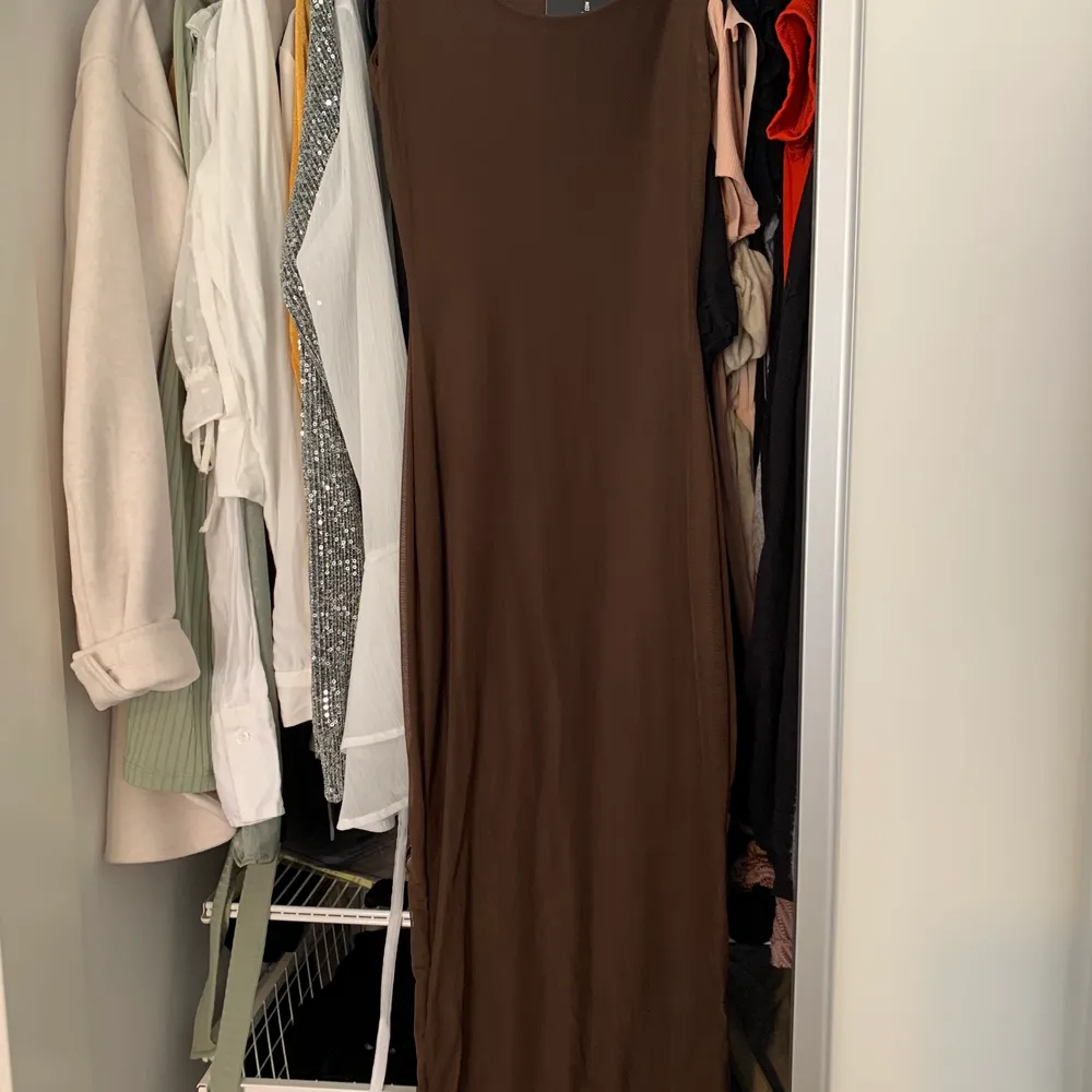 Säljer denna jätte fina bruna klänningen som är köpt från prettylittlething i storlek 32. Helt oanvänd 🌟. Klänningar.