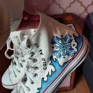 Converse strl 41 - Säljer dessa fina converse då dem är för stora för mig! Själv köpte jag dem second hand på myrorna, men dem har aldrig kommit till använding pga storleken. Det är inte jag som målat dem utan dem är köpte som dem är. Superfint skick; fräscha, inget slitage, och fin design. Köparen står för frakten! Står ej för slarv av posten 