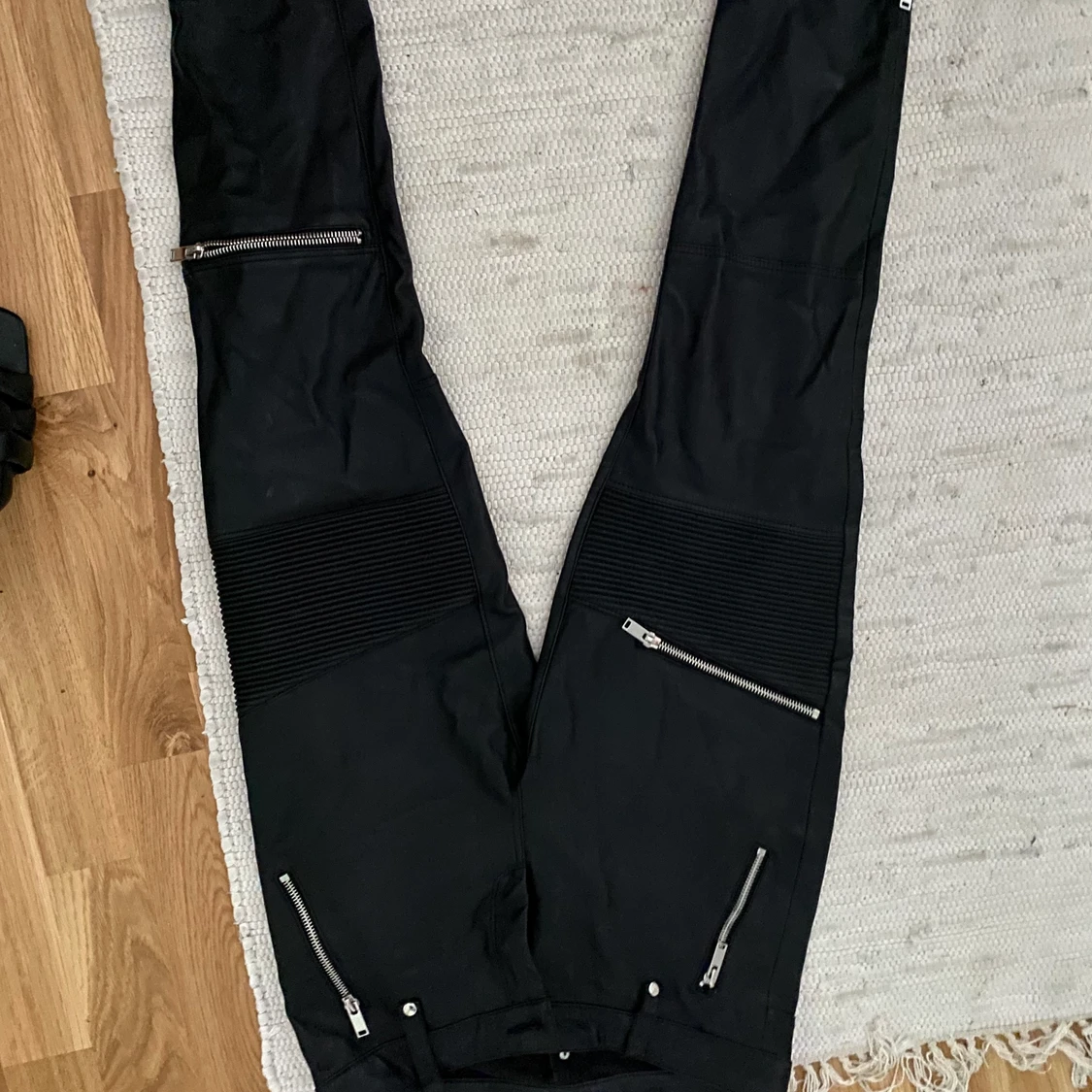 Läder/skinn liknade byxor från Zara - 91