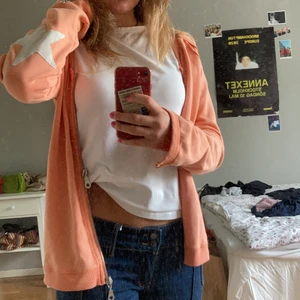 Orange zip up med stjärn detaljer - Jättefin korall orange zip upp med stjärnor vid armbågarna och dragkedja i ärmen!😍 
