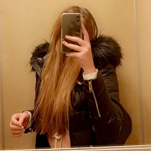 SUPERFIN rockandblue jacka  - Superfin jacka med fejkpäls köpt förra hösten. Knappt använd då den tyvärr är förliten. Enda ”felet” är ett superlitet brännmärke som knappt syns, annars är den som ny! Fler bilder kan skickas vid intresse!