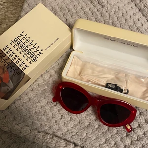 Elsa Hosk x Chimi Solglasögon - Säljer dessa jättesnygga röda solglasögon som modellen Elsa Hosk gjorde ihop med chimi. Dem är tyvärr för stora på mitt mig. Aldrig använda så de är i nyskick. Frakt tillkommer om inget annat är överenskommet ☺️