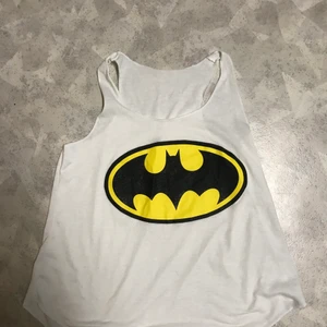 Linne - Vitt Linne med Batman tryck. Strl: S