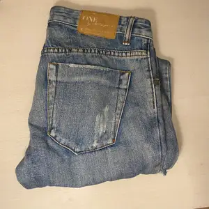 Ljusblåa jeans med slitningar från One Teaspoon💗 150kr💗
