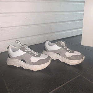 Sneakers - Sneakers som ej används, storlek 41, använda men i bra skick pågrund av att de inte använts mycket(stor storlek, har vanligen 40) säljer för 60kr🤎står ej för frakt
