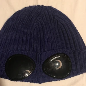 C.P COMPANY - En mörk blå mössa som jag inte har användning. Jättebra skick