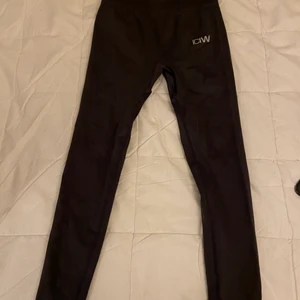 ICIW byxor storlek xs dom är högmidjade🤍 - ICIW byxor köpte ny beställda men passade inte färg grå svart eller mörkgrå<3