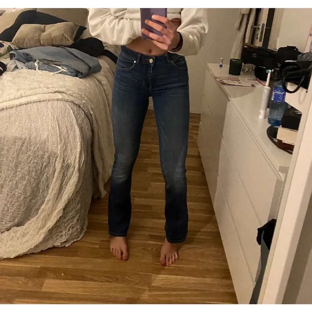 (Inte jeansen på bilden, lånad bild) Ett par snygga bootcut jeans i en mörkare blå färg. Supersnygga och supersköna. Säljer pga för korta. Köparen står för frakt.. Jeans & Byxor.