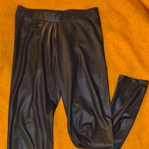 Leggings - Sköna svarta leggings från Pieces i läderliknande material 🖤 notera dock att tyget är mycket mer "tyg" än "läder" 🥰 