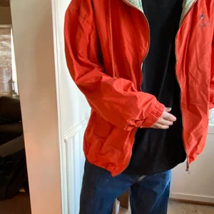 Peak Performance jacka - Orange Peak Performance jacka, perfekt vårjacka ändå lite skater vibes sådära, fraktas elr möts :) 🌹💯🍀❤️ strl XXL, jättenajs låånga armar! Skriv prisförslag 😇🙏🏽