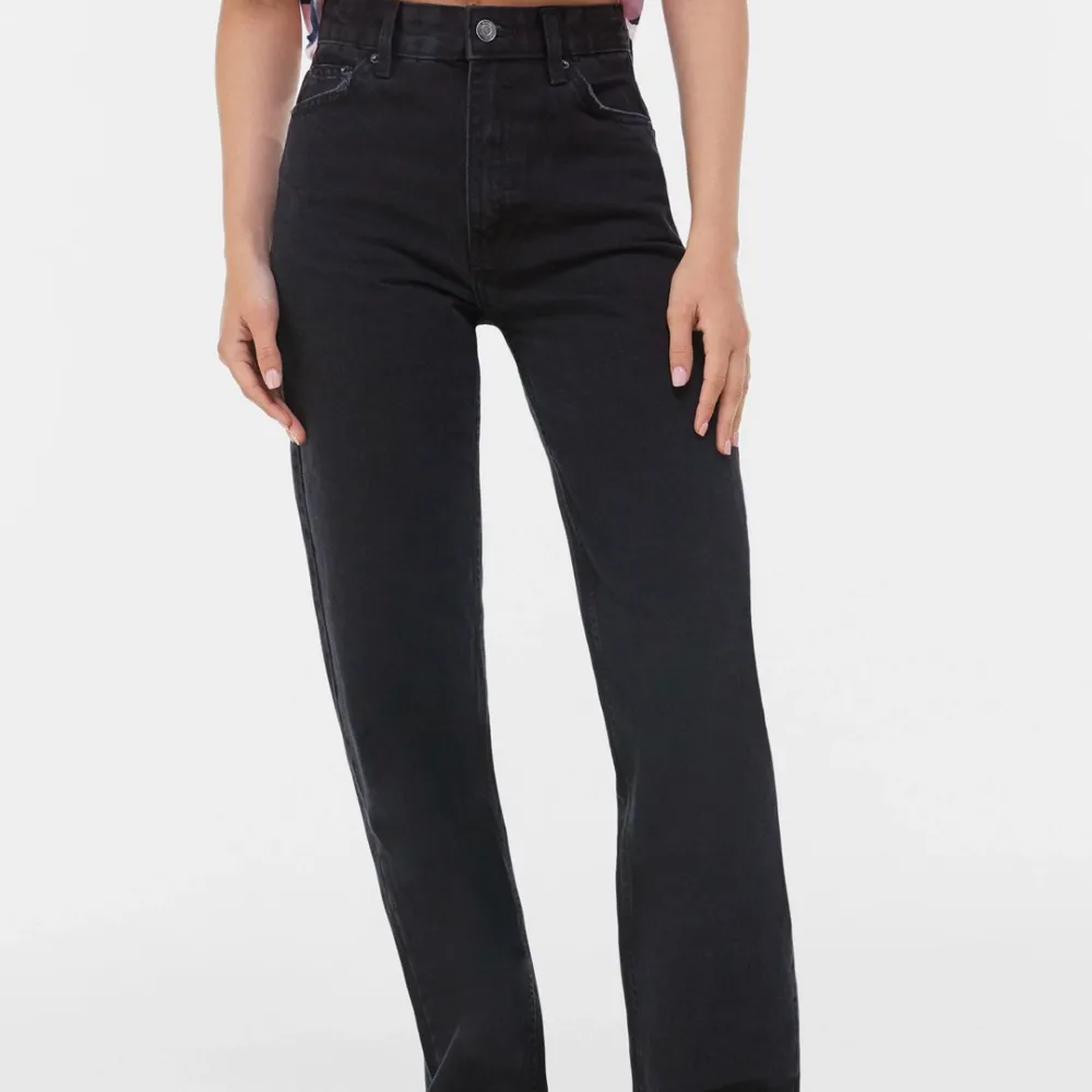 Intressekoll på dessa superfina svarta raka jeans! Superfin passform, dock lite korta på mig (jag är 170cm). 💞. Jeans & Byxor.