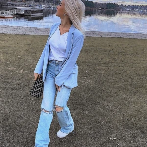 Blå blazer - Skal selge denne fine blazeren fra H&M, den er veldig ubrukt. Pm for flere bilder.