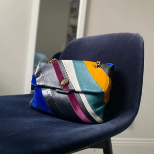 Flerfärgad Kurt Geiger väska i läder - Väskan är inköpt 2019 och endast använd ett fåtal gånger. Den är uppdelad i två stora fack och ett mindre. Det är en rymlig och praktisk modell med måtten 29x20x8,5.