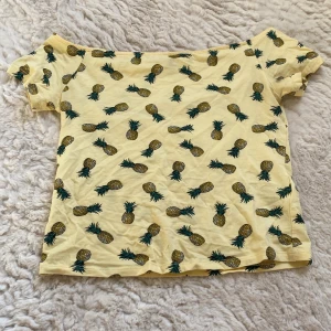 T-shirt - En skön t-shirt i storlek M- L. Den passar nästan alla även mig som har storlek S☺️ köpare står för frakt