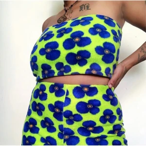 Groovygal blommigt set byxor tub topp - GROOVYGAL blommigt set med culotte-byxor och matchande tubtopp. XXS-S stretchar!