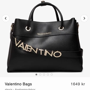 Valentino väska - Hej! Säljer min fina väska inte använt länge bara få gånger