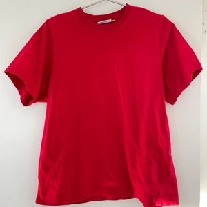 WEEKDAY röd r-shirt  - Tjockt och härligt tyg