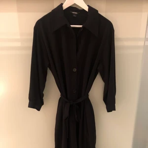 Miniklänning  - Klänning med knappar och skärp i midjan. Jag är 172 och den slutar mitt på vaden på mig 