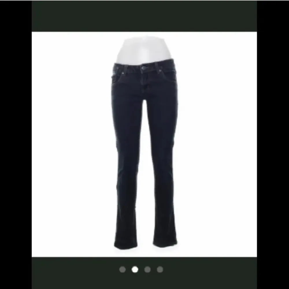 Super snygga lågmidjade jeans från sellpy som ej kommer till andvänding💖. Jeans & Byxor.