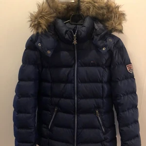 Tommy Hilfiger jacka i mkt fint skick! - Superfin vinterjacka från Tommy Hilfiger denim. Använd endast ett fåtal gånger så den är väldigt bra skick. Inga slitningar, defekter eller liknande. Storlek s dam men passar även bra som xs.😊skriv om du har fler frågor eller vill ha fler bilder👍😁( pris kan diskuteras vid snabb affär)