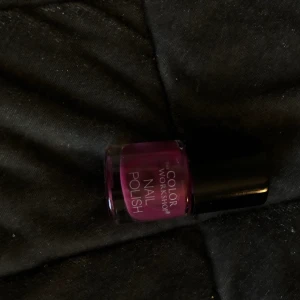 Lila nagellack  - Lila nagellack! Råkade ta bilden fel, så kontakta mig för bättre bilder💗