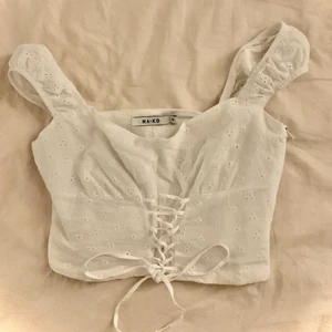 söt vit topp - säljer den här söta toppen från NA-KD har nästan aldrig används, köpt för två år sen, nypris var 250kr (skriv för mer bilder) <33
