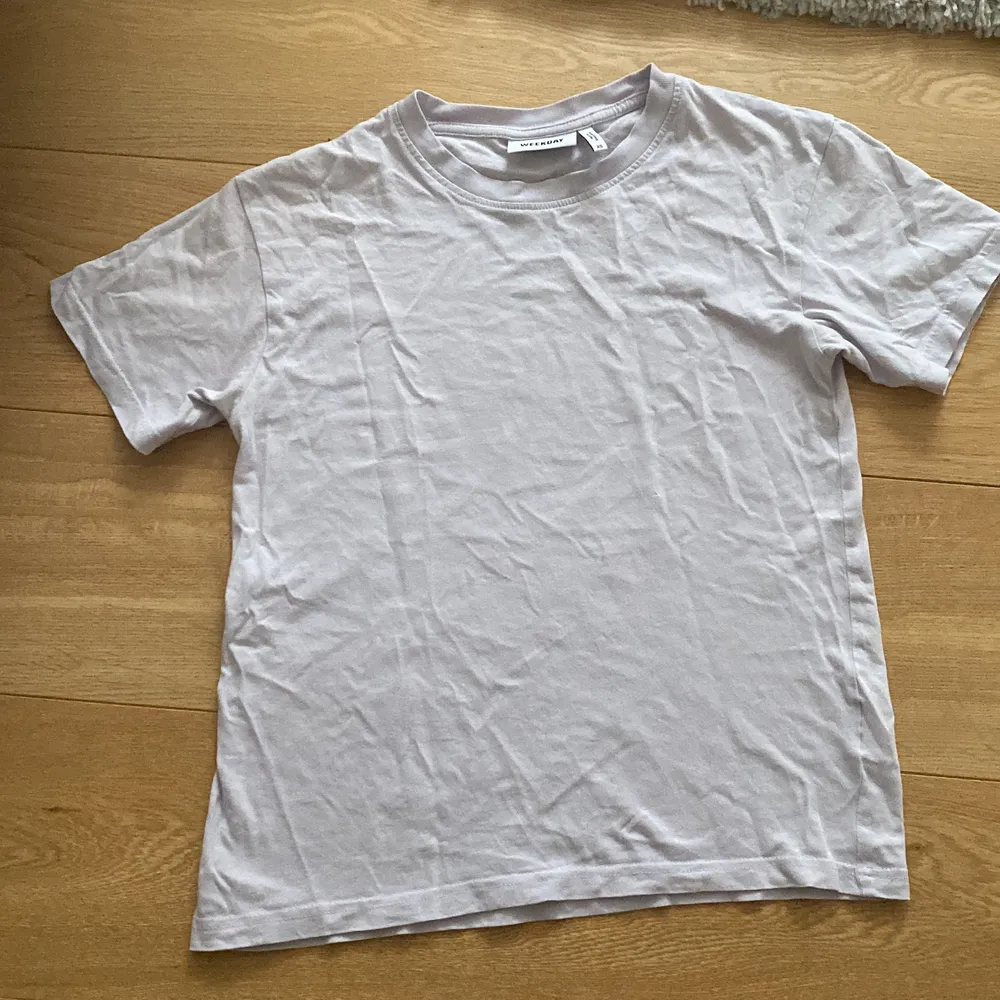 Säljer dessa mörkturkosa (strl S) och ljuslila (strl XS) Alanis t-shirtarna från Weekday. Den turkosa har två små fläckar under ena ärmen men annars är de som nya. 50kr för en eller 90 för båda. T-shirts.