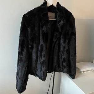 Superfin svart fuskpälsjacka  - Säljer min fina fuskpälsjacka från Vero Moda pga att den har blivit för liten. Den är supermjuk och är i jättebra skick! Storlek M men är mer som en S i storlek. Den ligger uppe på Sellpy också! Priset är inklusive spårbar frakt. <3
