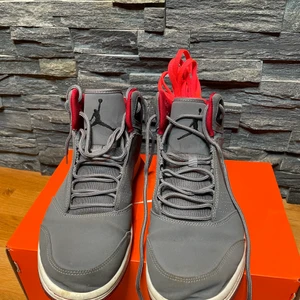 Jordan sneakers - Jordan sneakers, storlek 41 EU. Man får med ett par neon rosa skosnören som ses på bilden. Hör av er om ni är intresserade:) 
